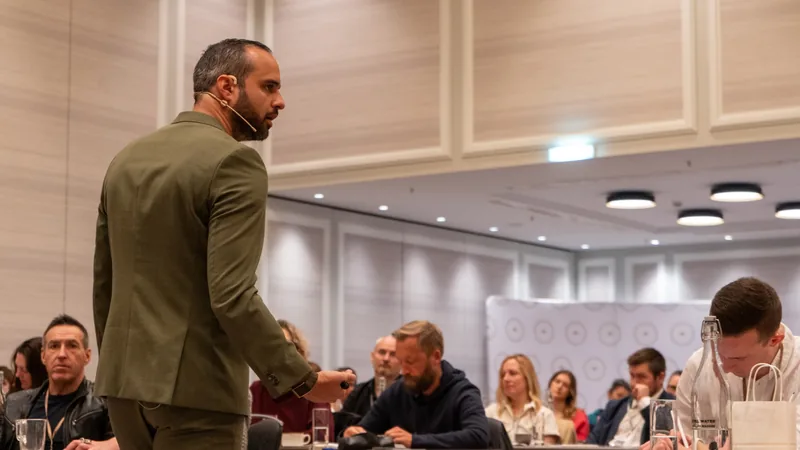 Darko Krstic spricht im Seminarraum zu den Teilnehmern
